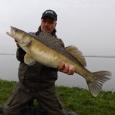 Frank Straver met een prachtige snoekbaars van de recreatieplas Cattenbroek